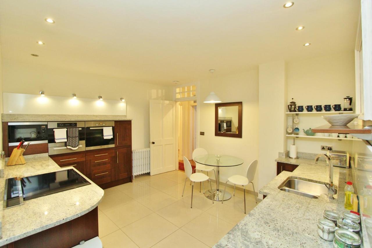 Ramsay Garden - Spacious 3-Bedroom Apartment Next To Edinburgh Castle Exterior photo